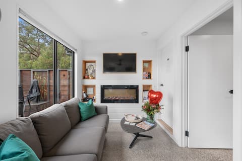 Popular Airbnb listing: Kanga Views~Romantic Spring Couples Retreat in Rosebud