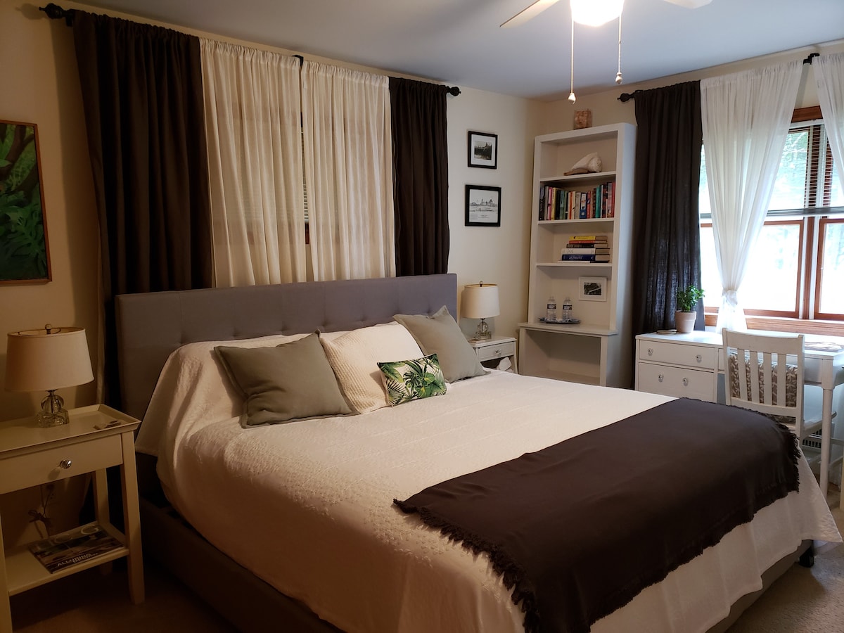 Kitanda cha ukubwa wa kifalme kilicho na sehemu ya kufanyia kazi, sanduku la vitabu, vipodozi, kioo cha urefu kamili na bafu lililounganishwa, mwonekano wa bustani na shamba zaidi