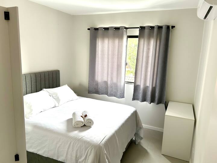 Двойна стая с голямо двойно легло, работно пространство и климатик.