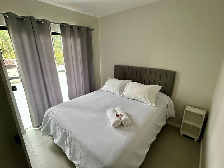 Двойна спалня с двойно легло, климатик и достъп до външния балкон.