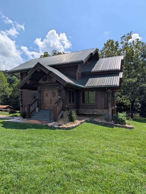 The Holston River Lodge: Hot Tub&Fishing Paradise