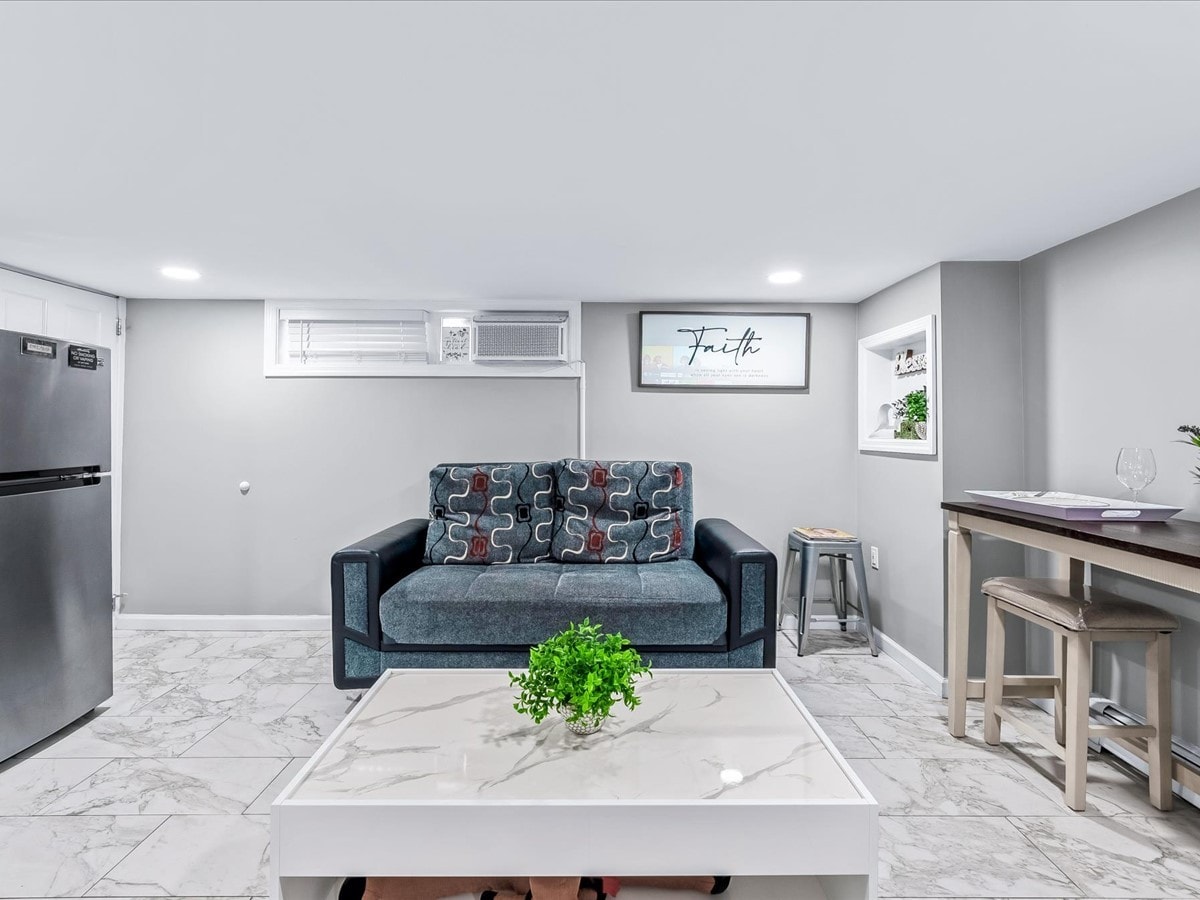 ambient i rehatshëm për t 'u ulur me tavolinë italiane me ajër të kondicionuar për rehatinë tënde gjatë muajve të verës. Tavolinë ngrënieje që zëvendëson gjithashtu si një stacion pune me porta USB dhe energji elektrike. Divani kthehet në krevat me madhësi të plotë. Ne kemi gjithashtu një airmattress me madhësi dopio "queen".