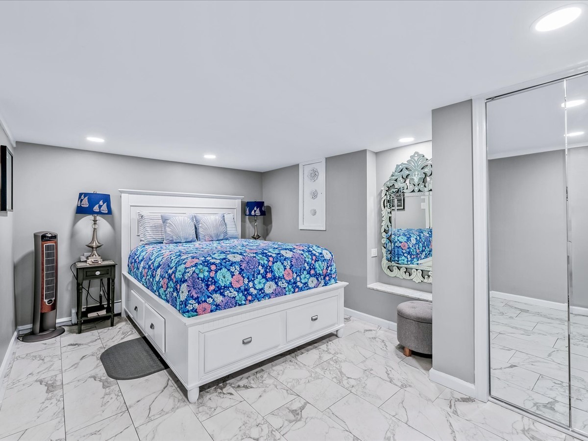 Dhomë gjumi e bukur moderne me shërbimet e nevojshme. 