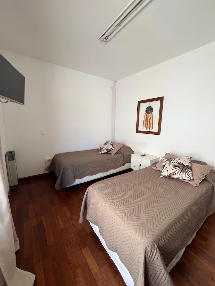 Spavaća soba br. 2. 
Dva odvojena kreveta koja se mogu spojiti u bračni krevet (queen-size)