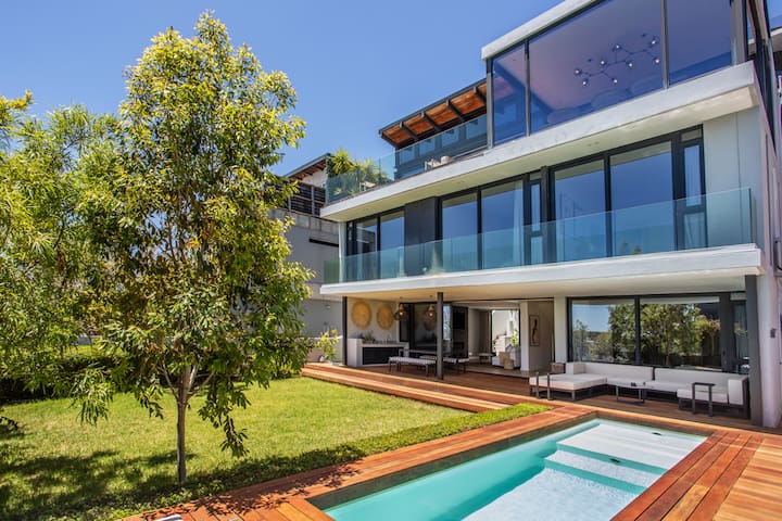 Stunning Modern, Spacious, Sea Views in Sea Point!