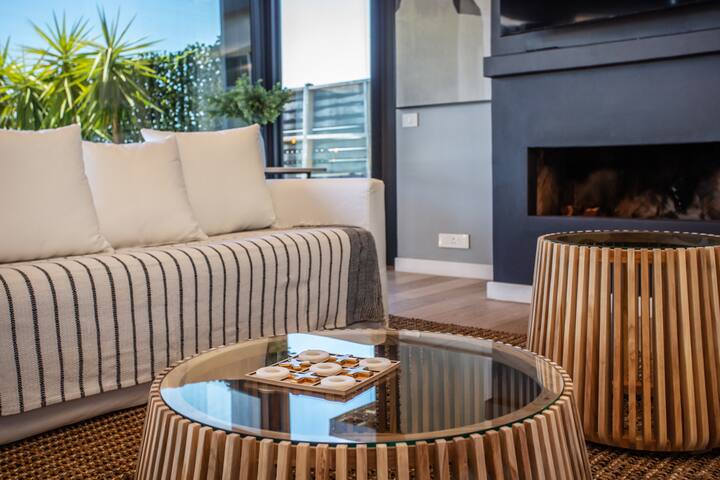 Stunning Modern, Spacious, Sea Views in Sea Point! gallery image 4