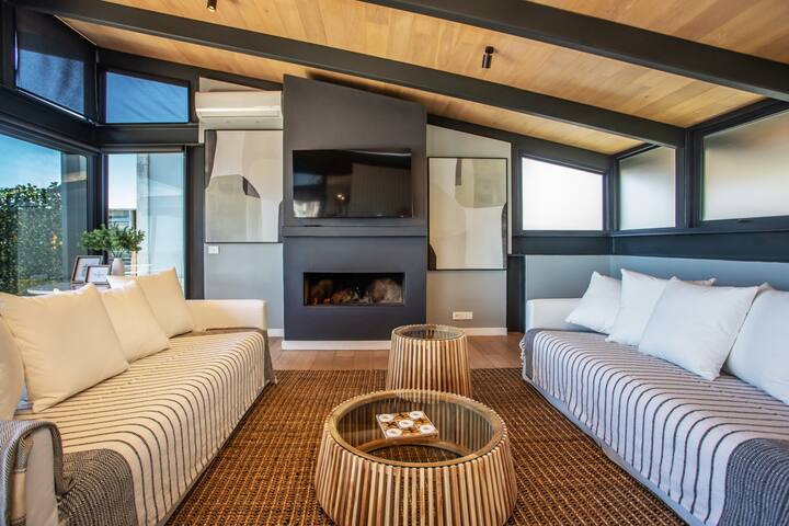 Stunning Modern, Spacious, Sea Views in Sea Point! gallery image 3