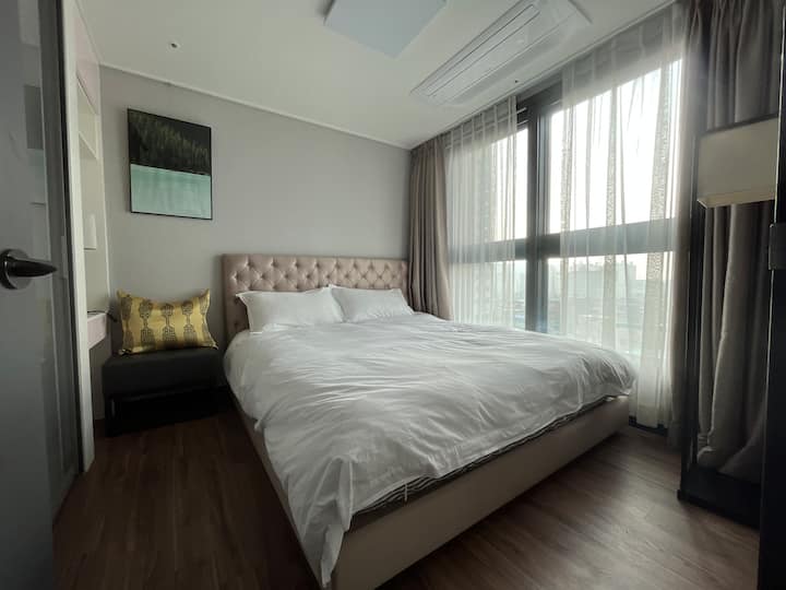 מיטת קינג סייז גדולה ברוחב 180 ס"מ 