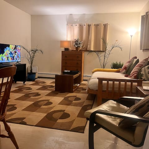 Top Airbnb: Cozy clean apt 5 min from town ~ Dog heaven in Hunter
