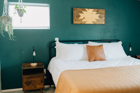 Pet Friendly "Heart of Thatcher" 3 Bedroom Home