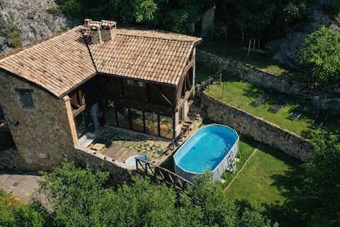 Natural refuge with private lake, pool and jacuzzi