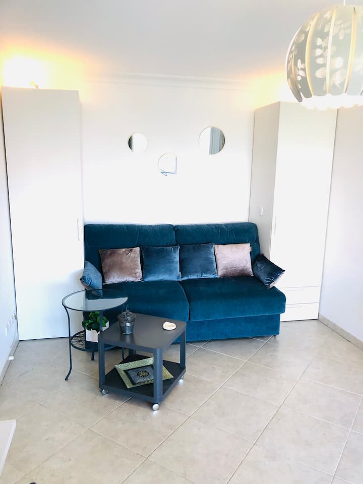 Espace nuit avec canapé lit.
Grand matelas: 160x200.
De chaque côté il y a un placard /penderie