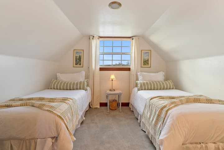 дополнителни два одделни кревета се наоѓаат во четвртата спална соба, на третиот кат