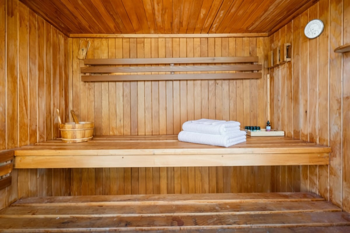 7- person sauna room .