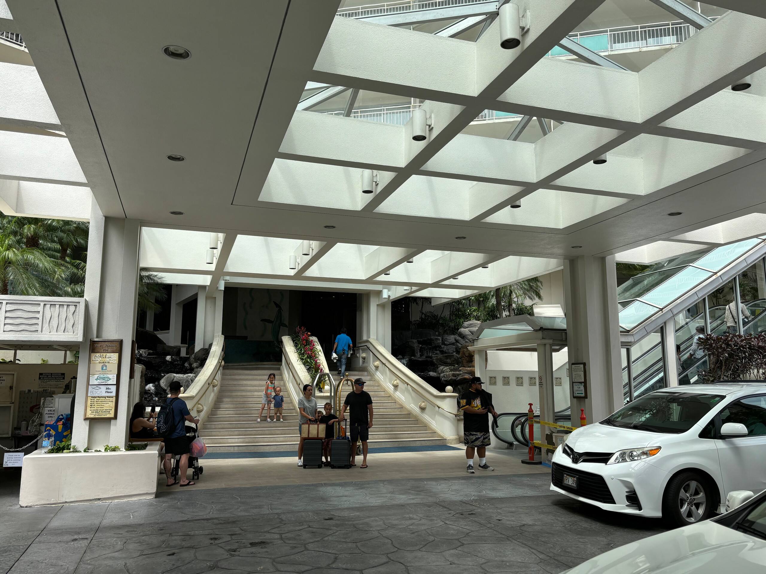 Modern Ilikai Studio - Image 79