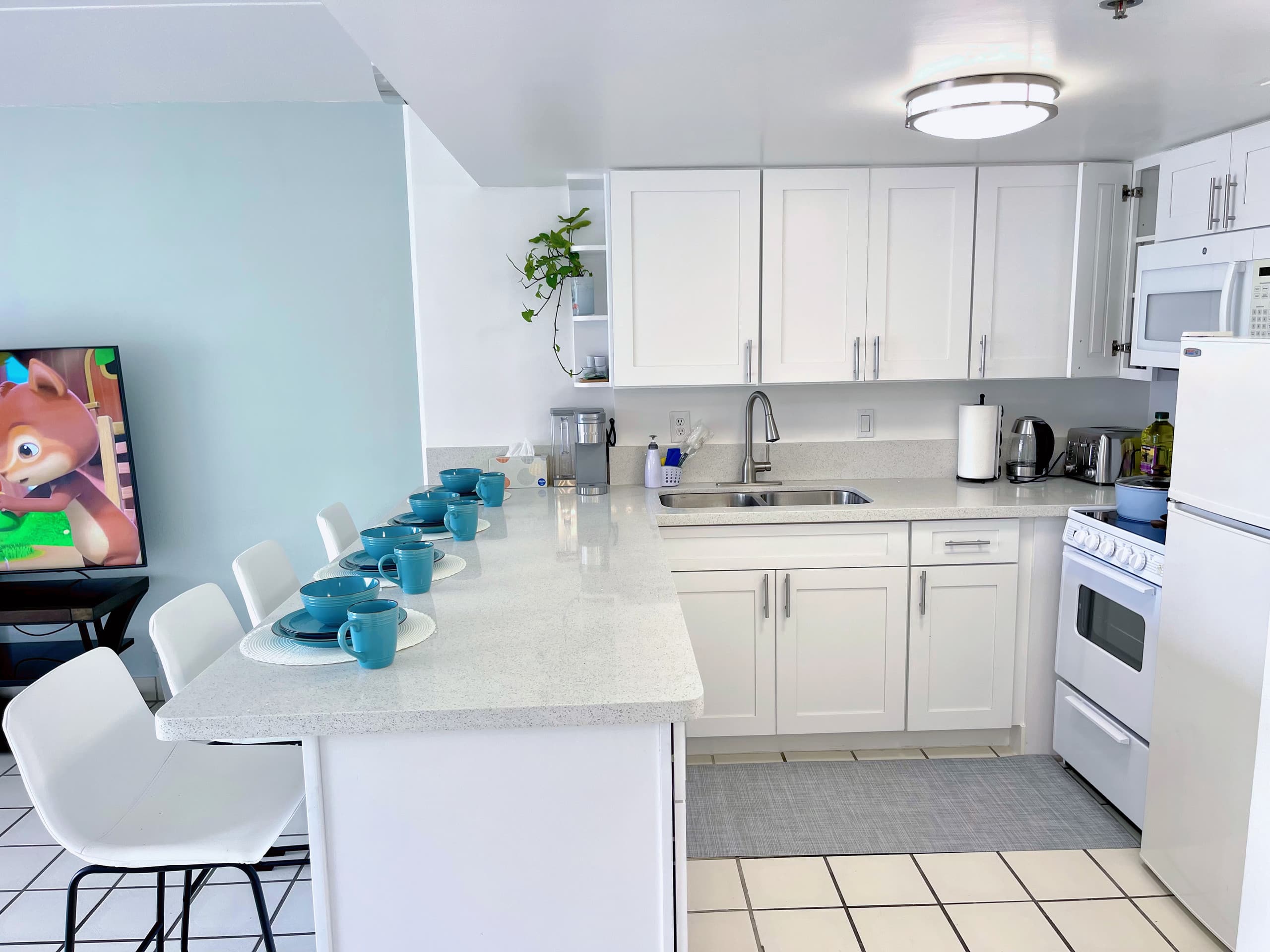 Modern Ilikai Studio - Image 15
