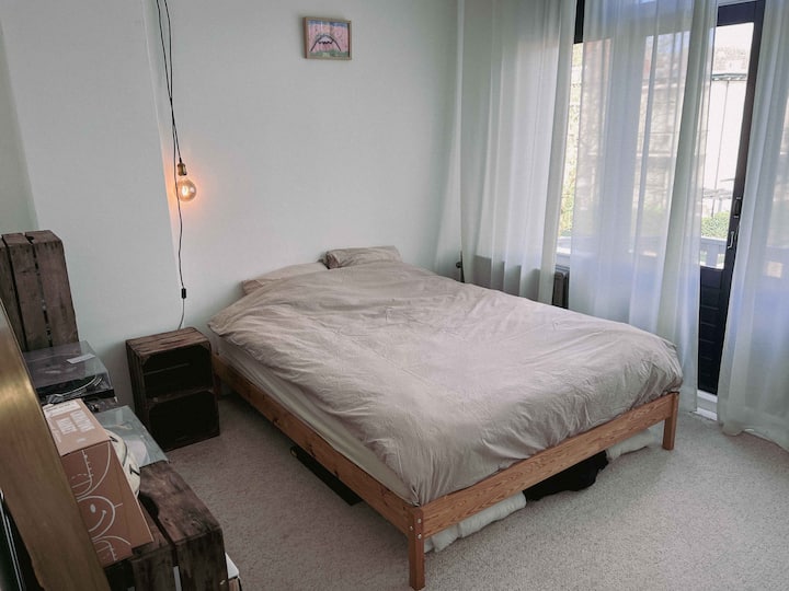La deuxième chambre, avec un grand lit double.