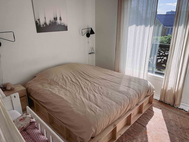 La chambre principale avec un très grand lit.