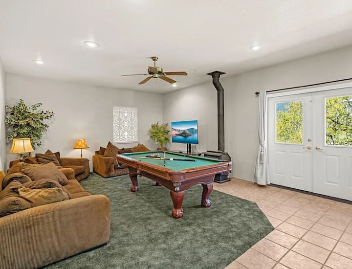 Sebule hii ya pili/chumba cha michezo pia inaweza kulala watu 4 kwenye vitanda viwili pacha na pia malkia alilipua godoro 