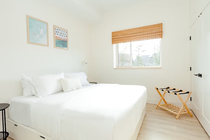 Manželská posteľ, odkladacie stolíky, svetlá na čítanie, stojan na batožinu a zatemňovacie žalúzie