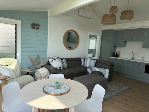 Top performing Airbnb: "SANDY CORNER" Beach / Lake Front Cottage in Avoca Beach