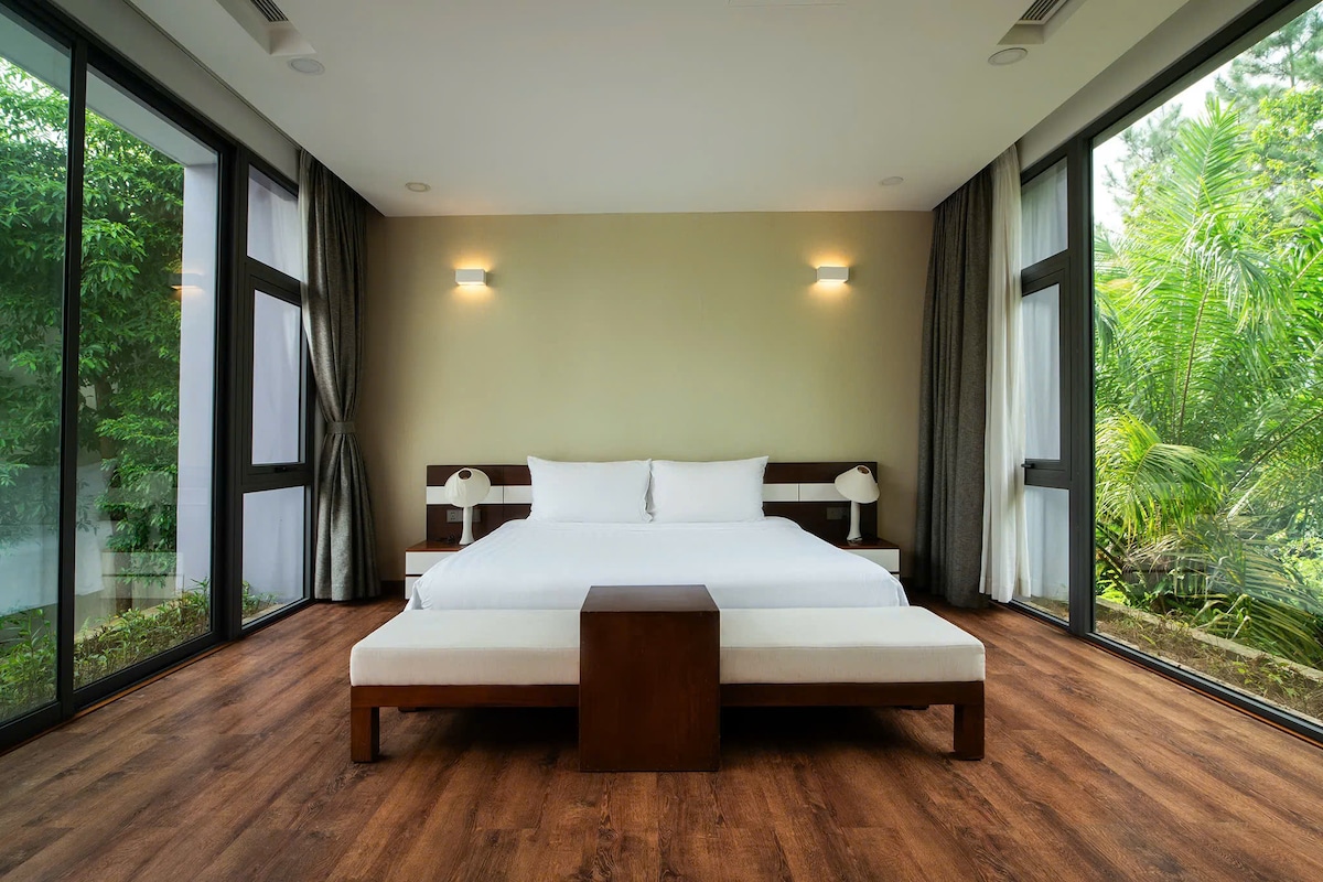 Kuta 2 zimejaa glasi kwa ajili ya mwonekano wa bustani. Vitanda vyenye ubora wa juu, televisheni mahiri.