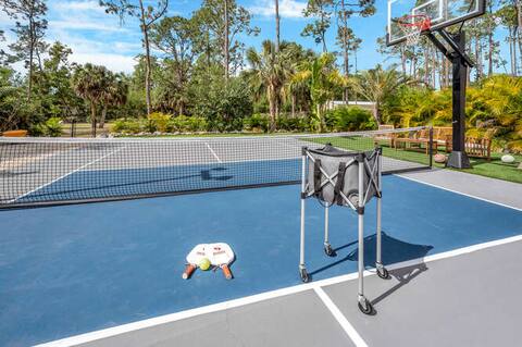 Private Pickle ball court, gym, pool. 3 king rooms