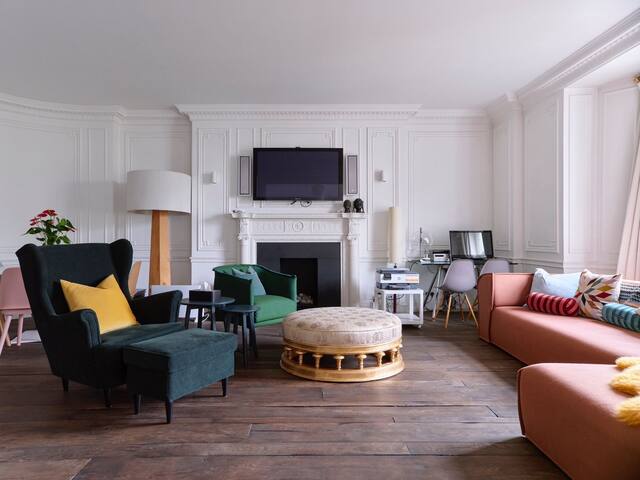 Elegant bedroom Art deco flat gallery image 5