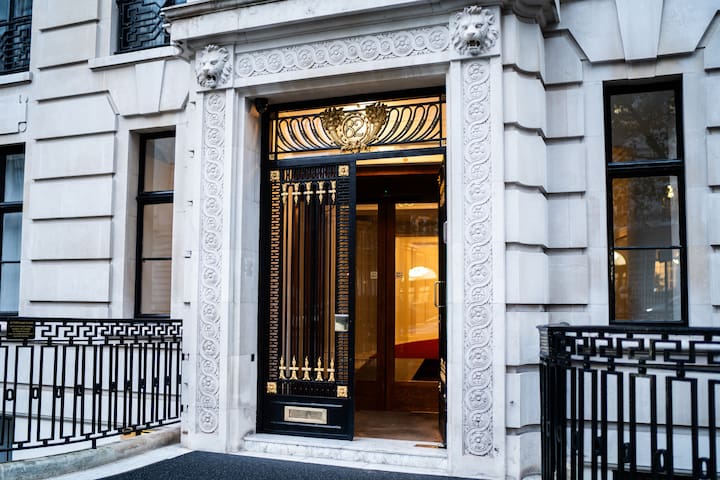 Elegant bedroom Art deco flat gallery image 2