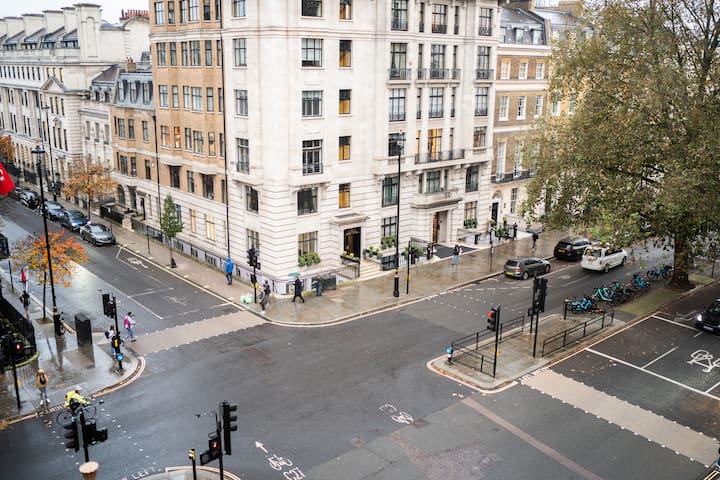 Elegant bedroom Art deco flat gallery image 3