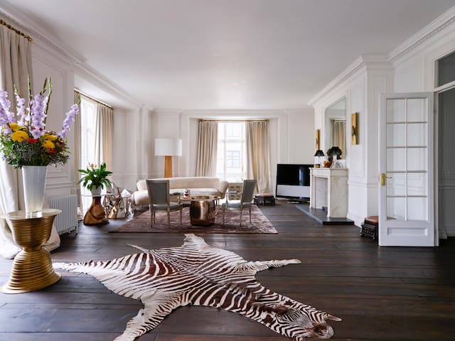 Elegant bedroom Art deco flat gallery image 4