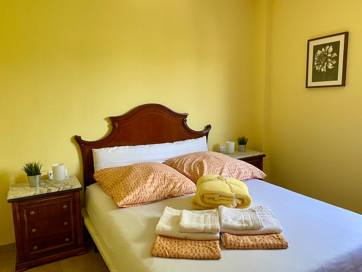 غرفة النوم 1 الباستيل الأصفر
البيت الرئيسي في الطابق الأرضي 
1 سرير مزدوج 150 × 190 مع 
1 مرتبة،
طاولتان ليليتان، 
خزانة كبيرة، 
مرآة، مروحة متنقلة