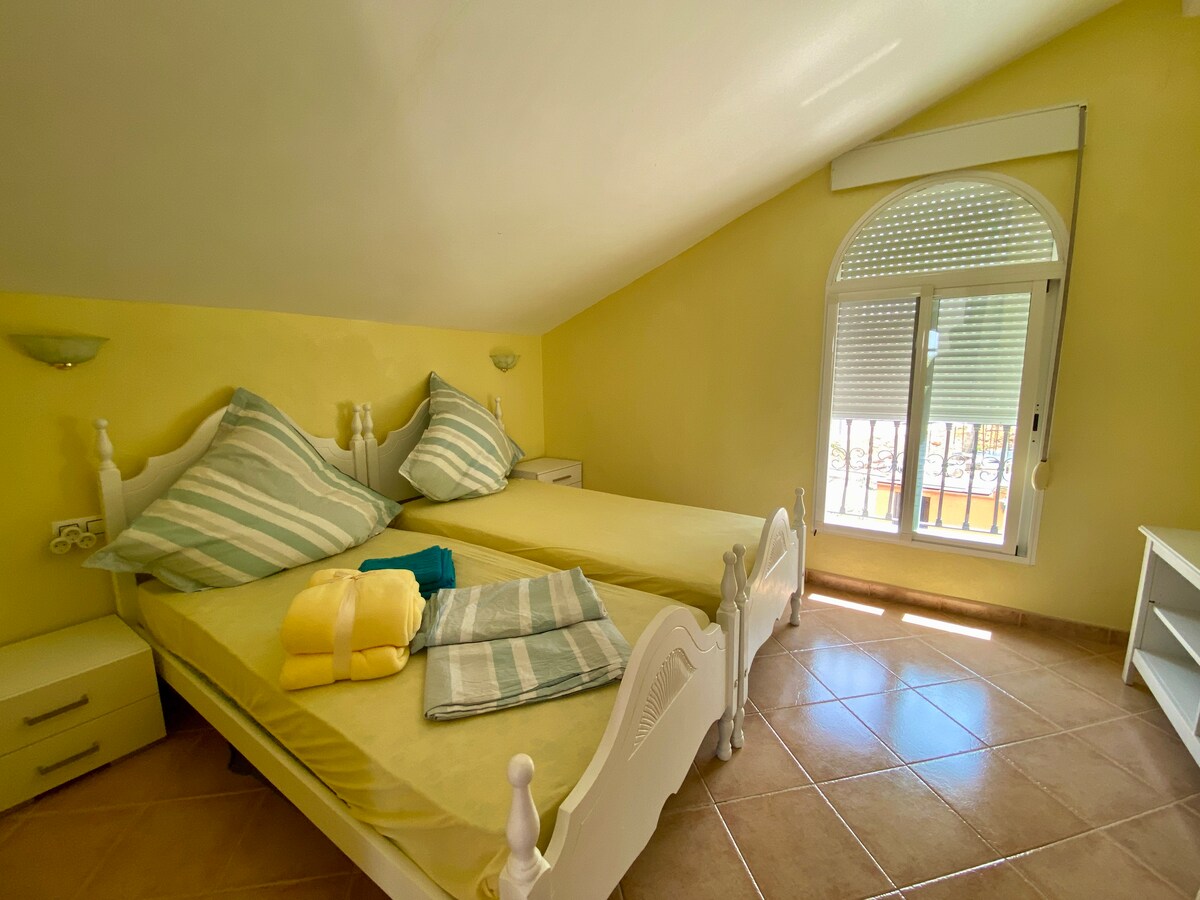 غرفة النوم 4 الباستيل الأصفر، الطابق الأول
سريران مفردان 100 × 200 مع مرتبتين،
طاولتان ليليتان،
تجويف ملابس مع ستارة
صندوق من الأدراج، 
مرآة، مروحة متنقلة