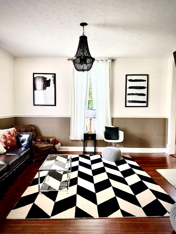 Svetlý a štýlový salónik v našom viktoriánskom dome v East Nashville! Oddýchnite si v tomto dizajnovom priestore s odvážnym čierno-bielym kobercom, vintage koženým sedením a moderným umením. Ideálne na prácu na diaľku alebo príjemné večery. Prejdite sa do barov, reštaurácií a na koncerty!