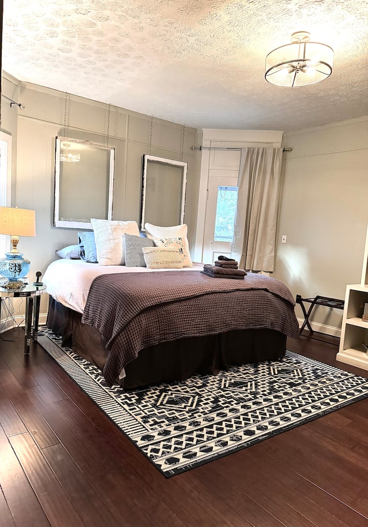 Veľká penová/pružinová hybridná posteľ, bambus, chladiaca prikrývka, posteľná prikrývka. Úschovňa batožiny, magnetická nabíjačka: iphone, AirPods a Apple Watch, difúzor s večernými esenciálnymi olejmi, stroj na výrobu bieleho šumu a zatemňovacie závesy na spanie. Skriňa s vešiakmi.