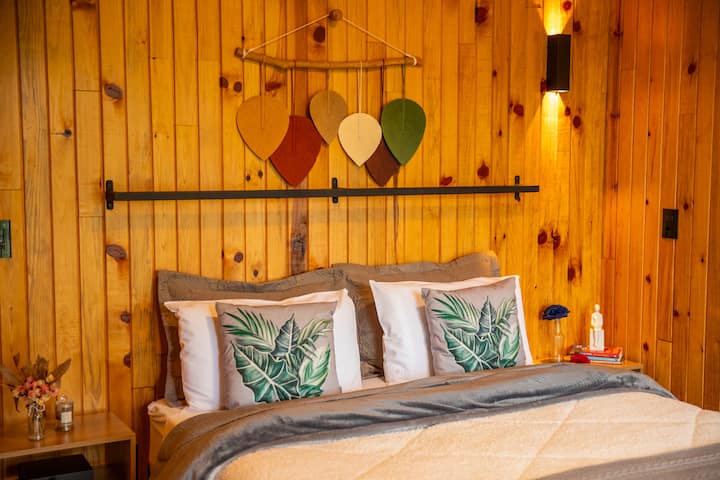 Cama casal queen.