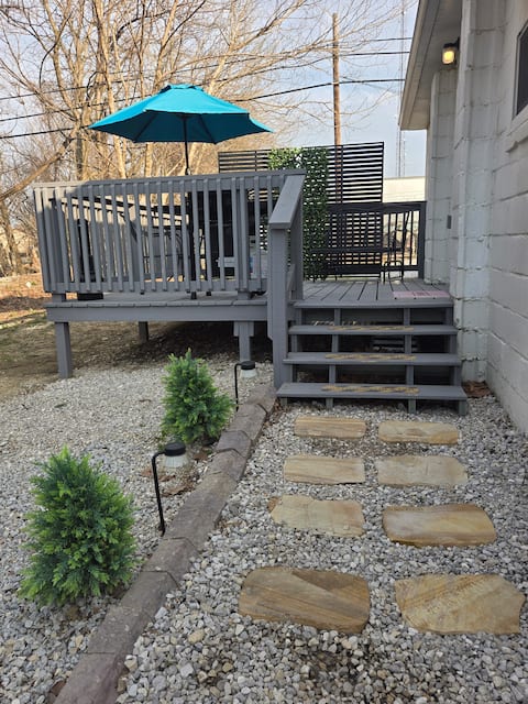 Creekside Cottage. Near Downtown! Pet Friendly!