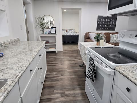 Creekside Cottage. Near Downtown! Pet Friendly!