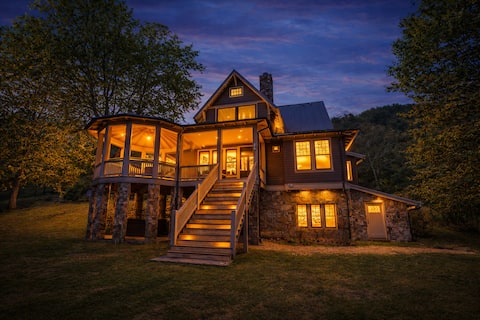 Luxurious Home | Mountain Views + Hot Tub