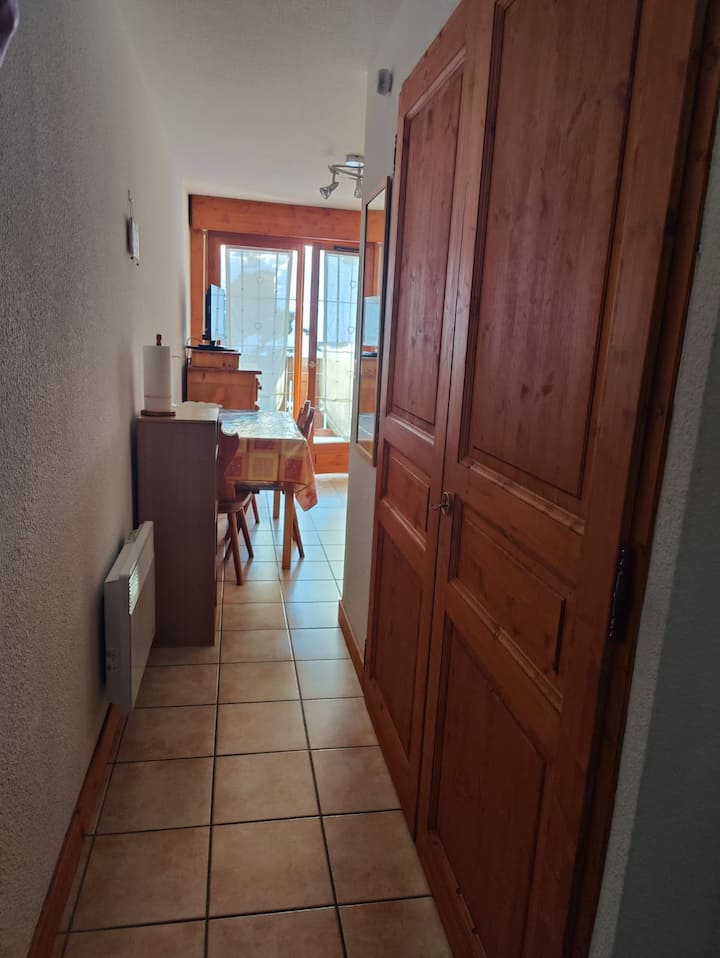 مدخل إلى الشقة مع خزانة كبيرة مدمجة. أرفف وخزانة ملابس. رائعة لتخزين حذائك ومعاطفك. 