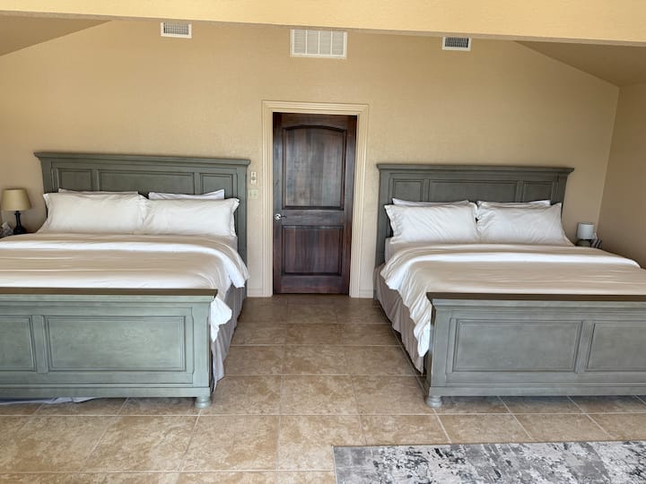 Este segundo dormitorio principal grande tiene dos camas tamaño king y un cómodo sofá cama. 