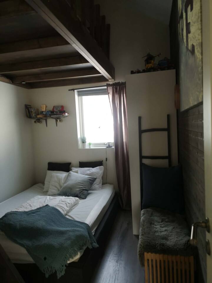 Rozkladacia pohovka rozložená ako dvojlôžko. Podkrovie hore
