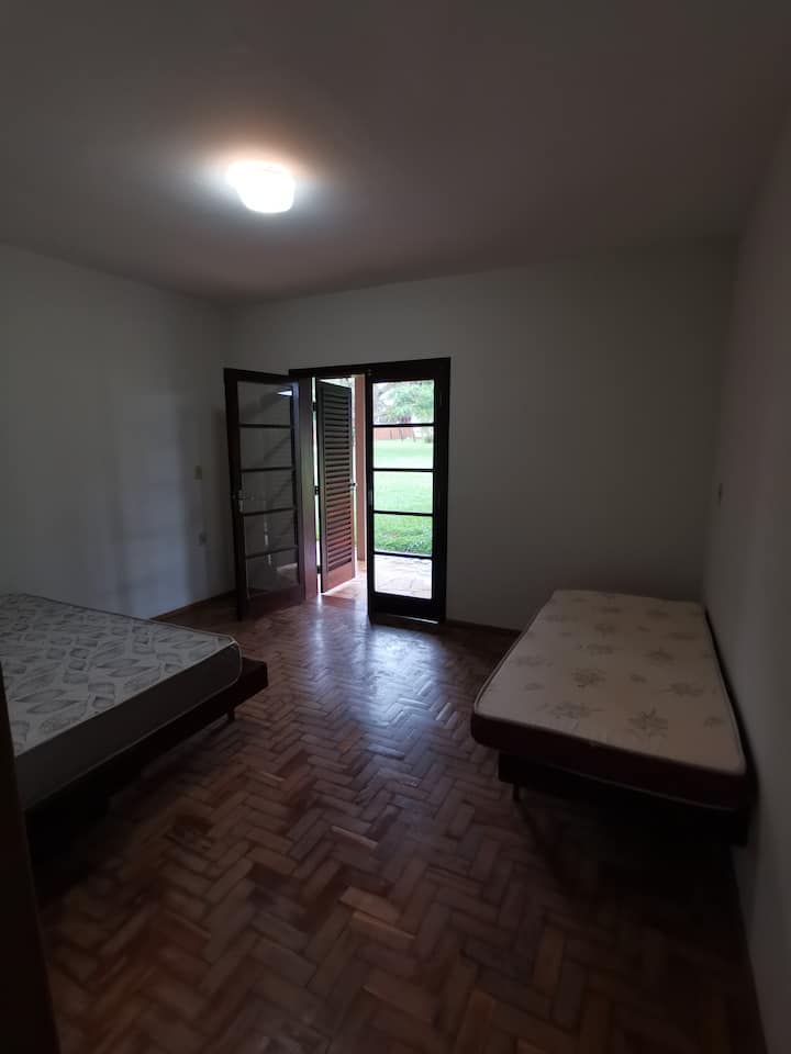 U koliko soba s brojem 8 i 9 postoji zajednička kupaonica?