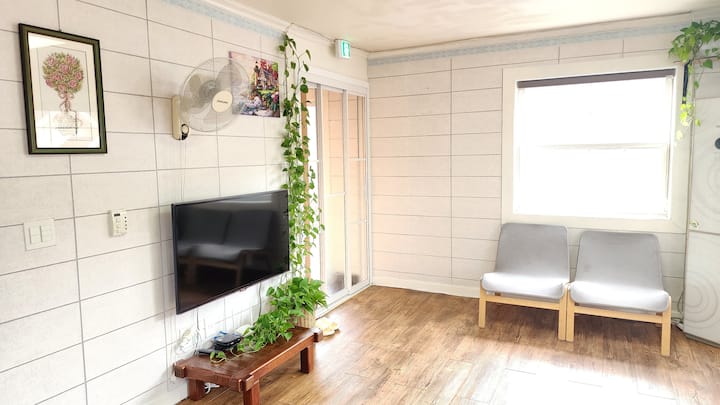 Влез во дневната соба на вториот кат од викендичката