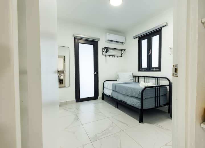 Habitación en el primer piso. Las camas se colocarán una al lado de la otra.