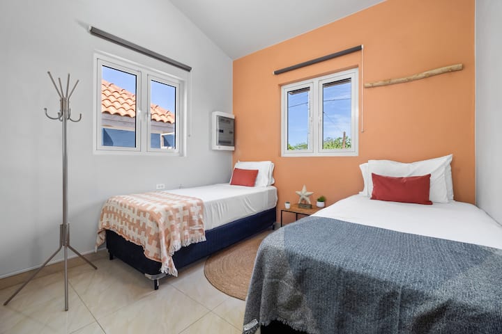 სამ ნომრიან საძინებელს აქვს ორი ერთადგილიანი საწოლი და საერთო სააბაზანო.