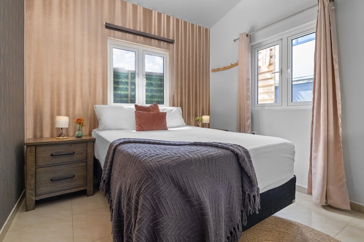 საძინებელში 2 არის საწოლი 152×203 სმ, ხოლო საპირფარეშო საზიაროა.