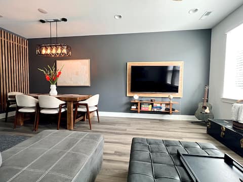 Top Airbnb: 4-Story Townhome, Rooftop Patio + Office - Uptown in Charlotte