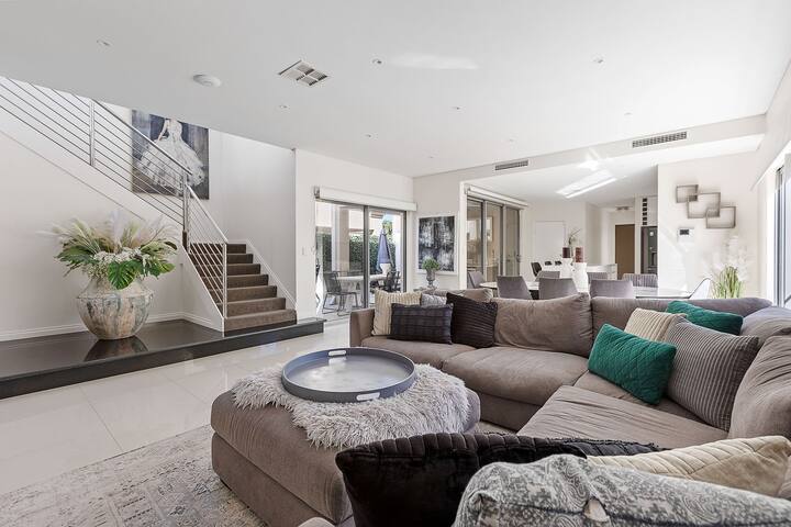 Luxury Beachside Residence gallery image 5