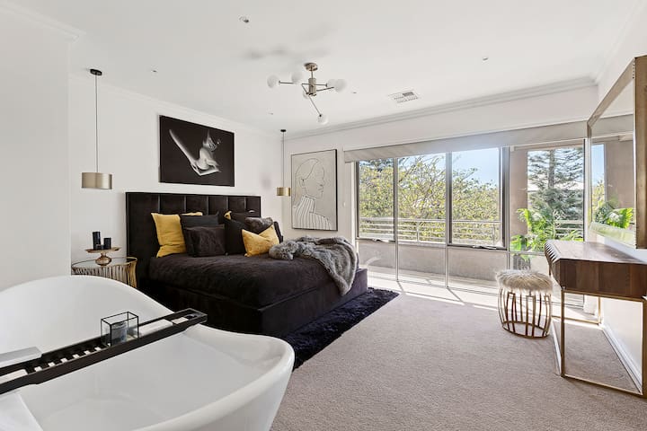 Luxury Beachside Residence gallery image 2